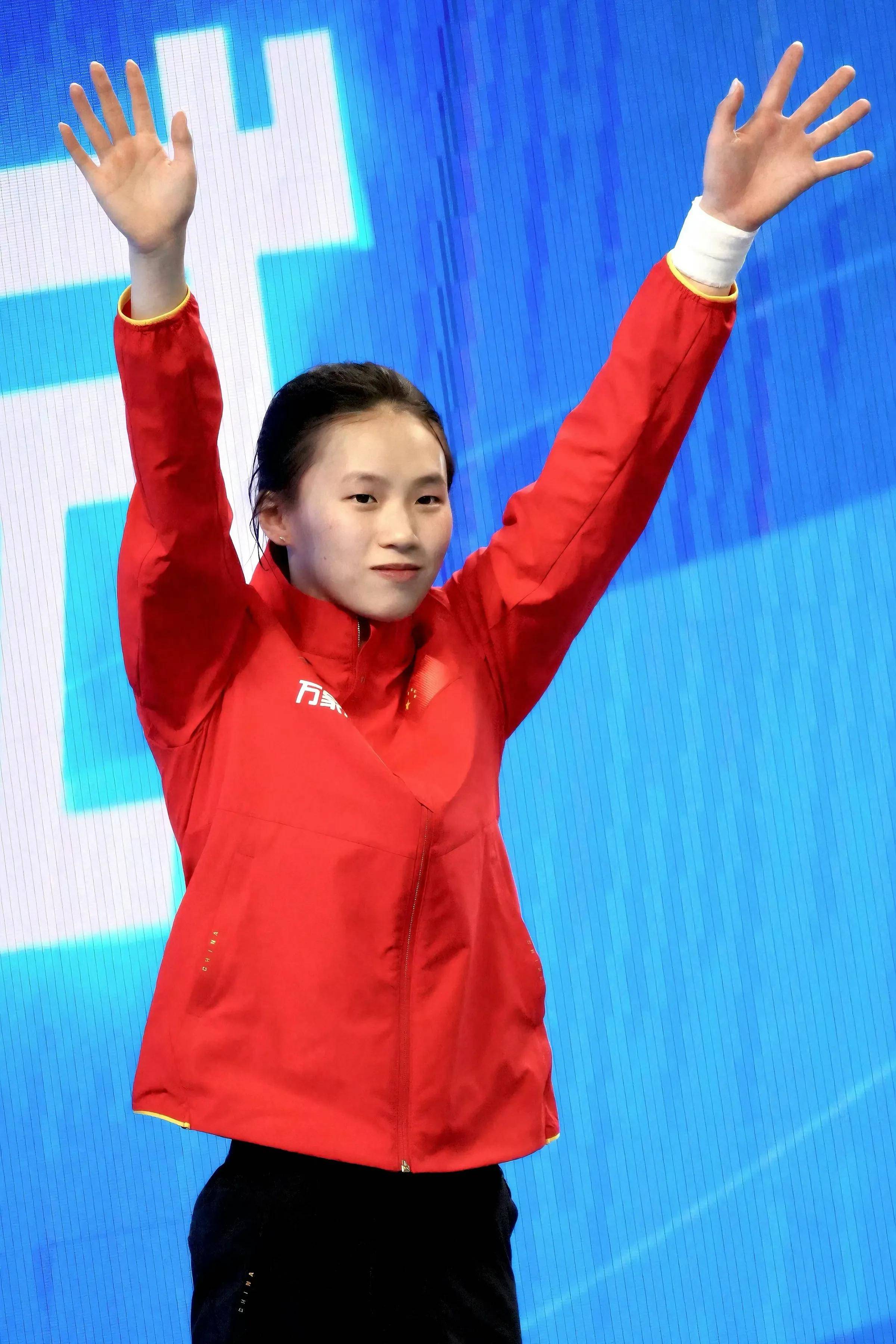 祝贺中国杰出跳水运动员陈芋汐在武汉决赛夺冠,比赛现场人山人海