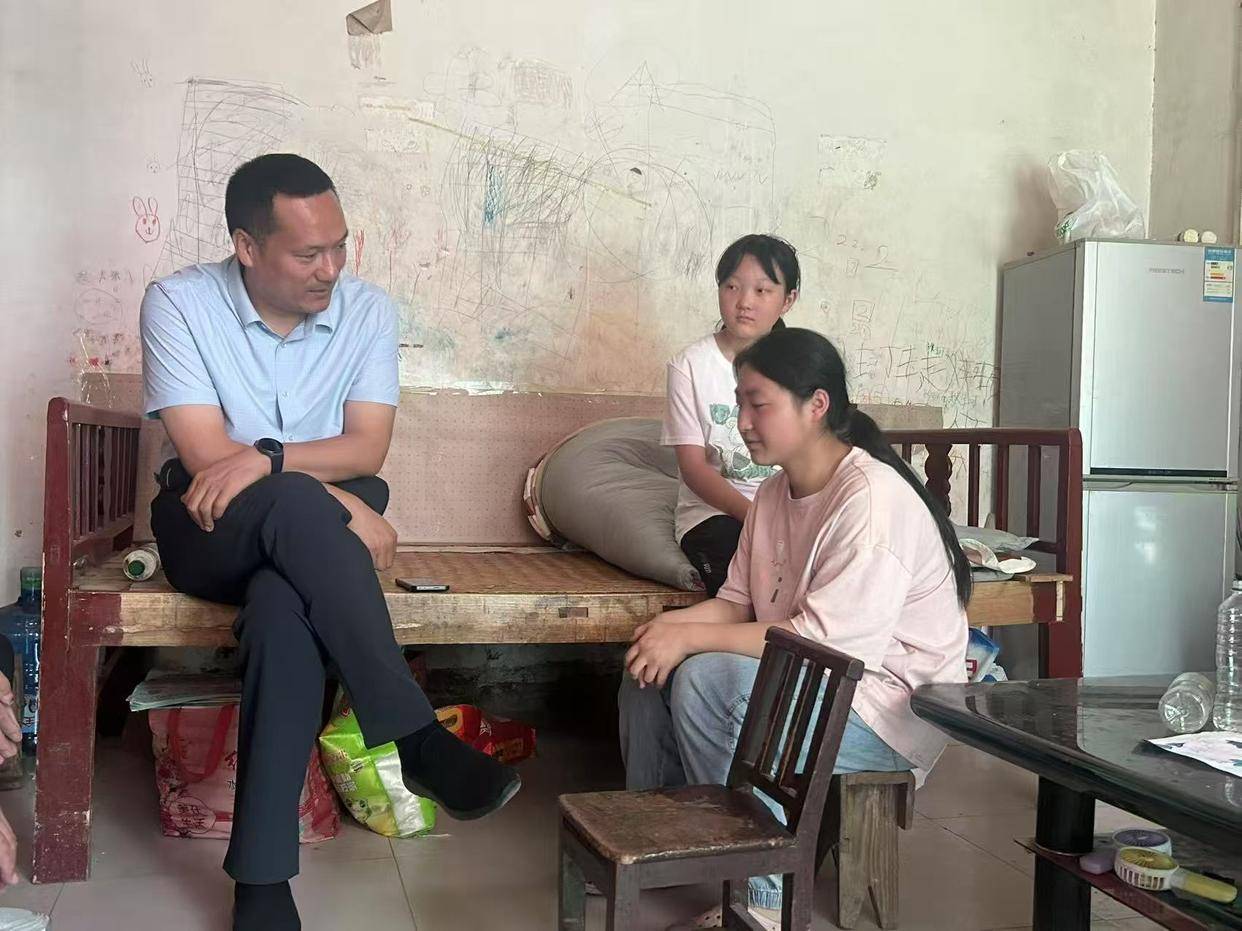 新密市苟堂镇初级中学资助特殊困难家庭孤儿成长