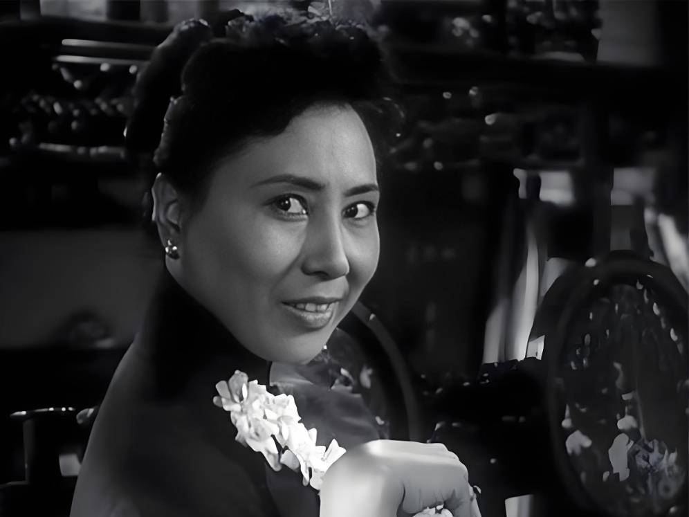 在《羊城暗哨》里,她让八姑的温柔与杀机共生:狄梵的"双面绣"