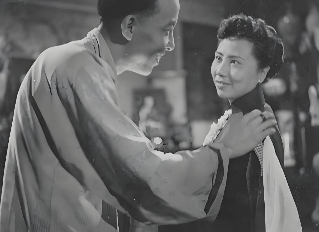 在《羊城暗哨》里,她让八姑的温柔与杀机共生:狄梵的"双面绣"