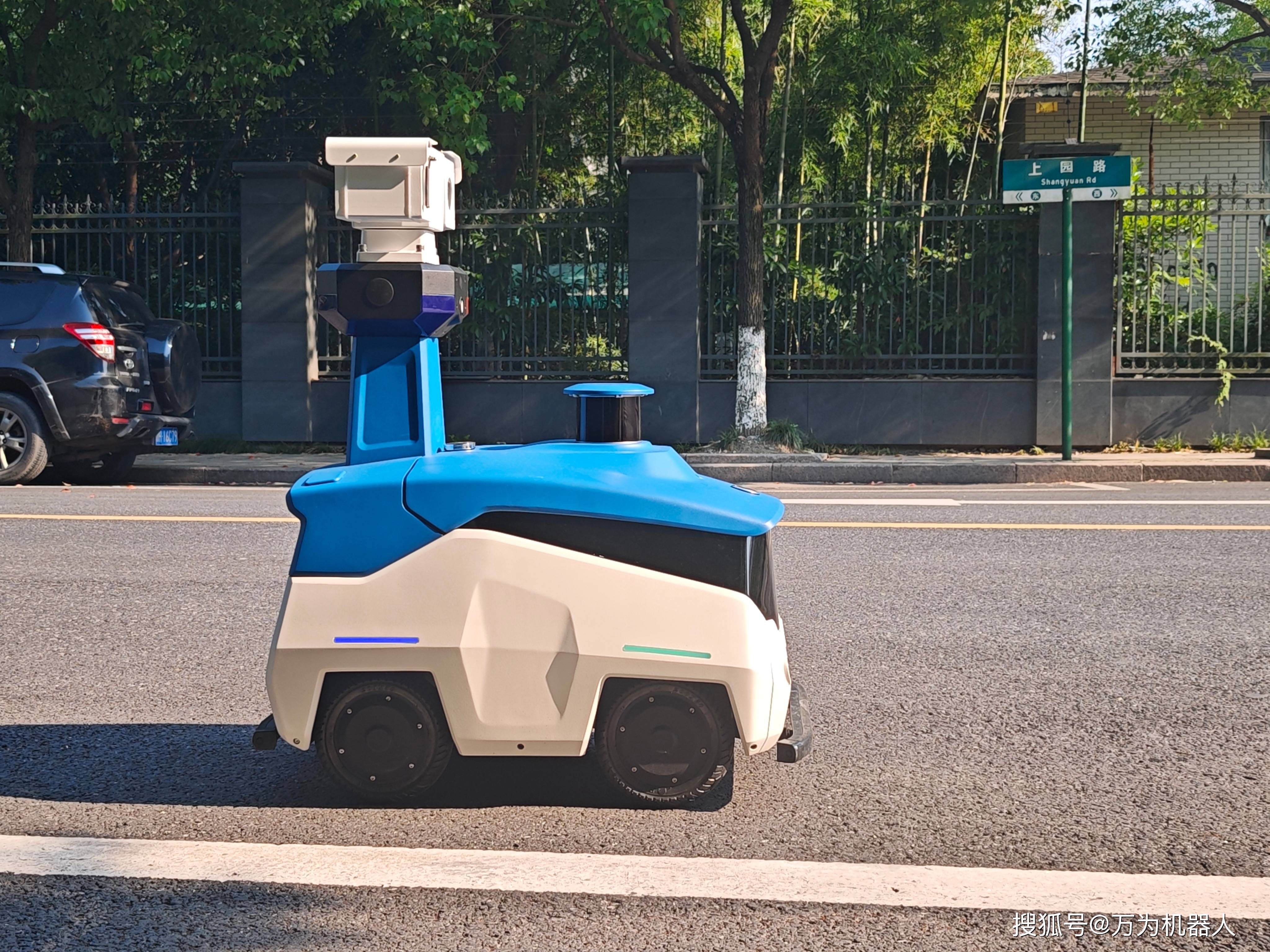 钱塘智慧城引入ai安保巡逻机器人,重塑园区交通治理新范式