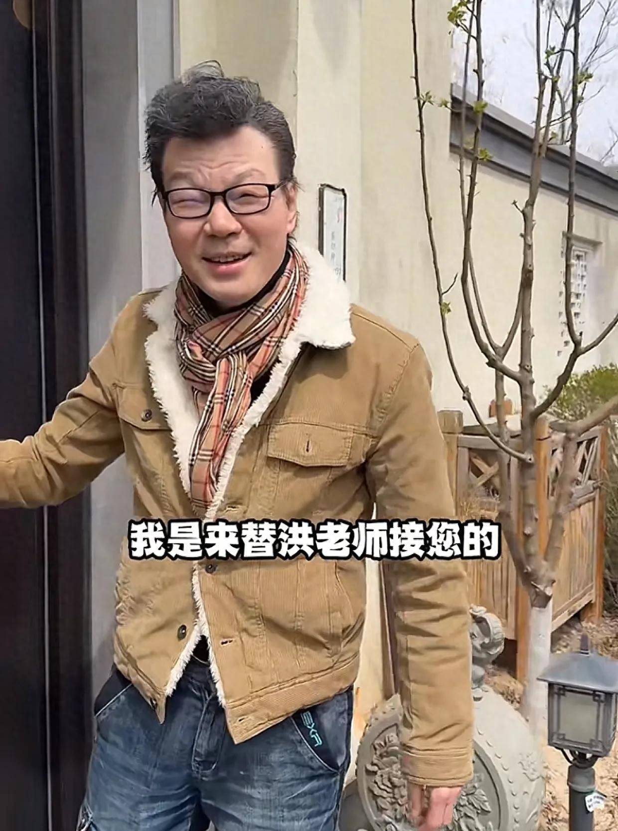 58岁李彬白发已现,8年后与战友再聚,动人场面令网友泪目