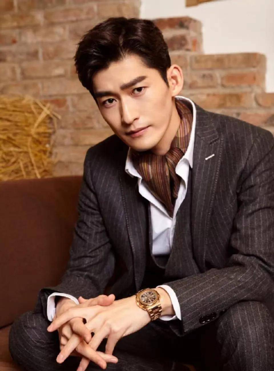 演员张翰被烧本烧起诉,多次为其站台宣传!早年曾因酒驾拖行交警