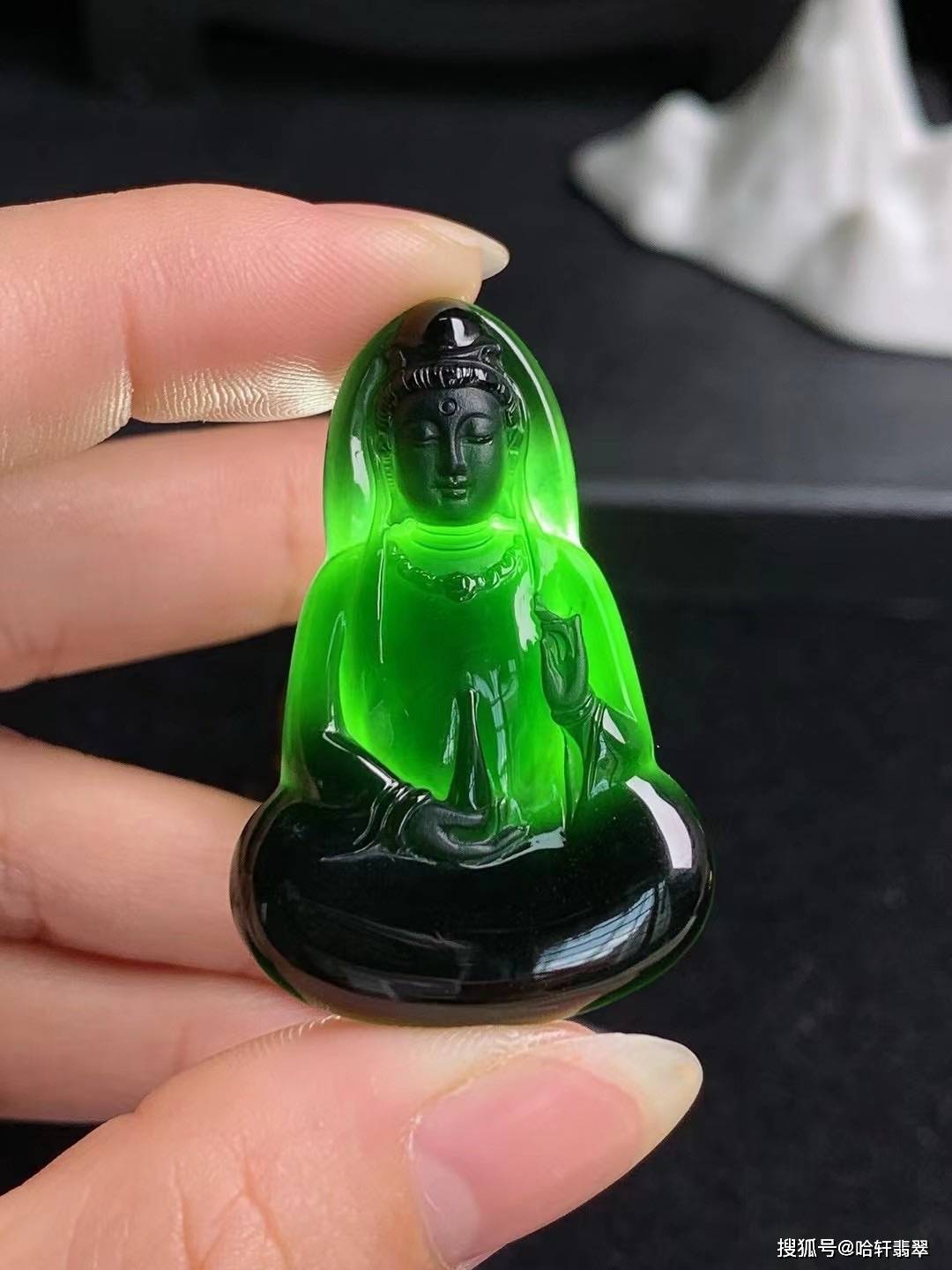 黑色系翡翠之争：墨翠与乌鸡种，你认为谁更胜一筹？_搜狐网