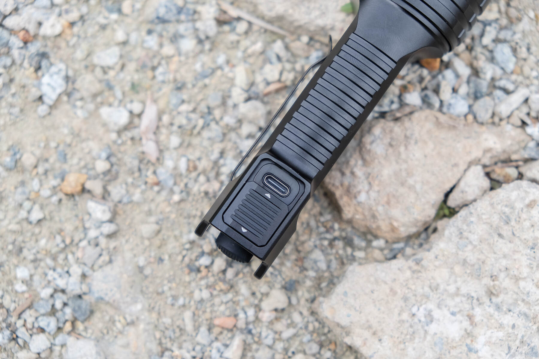 碾压级亮度，5800流明+610米远射程，这款战术手电让黑夜无所遁形