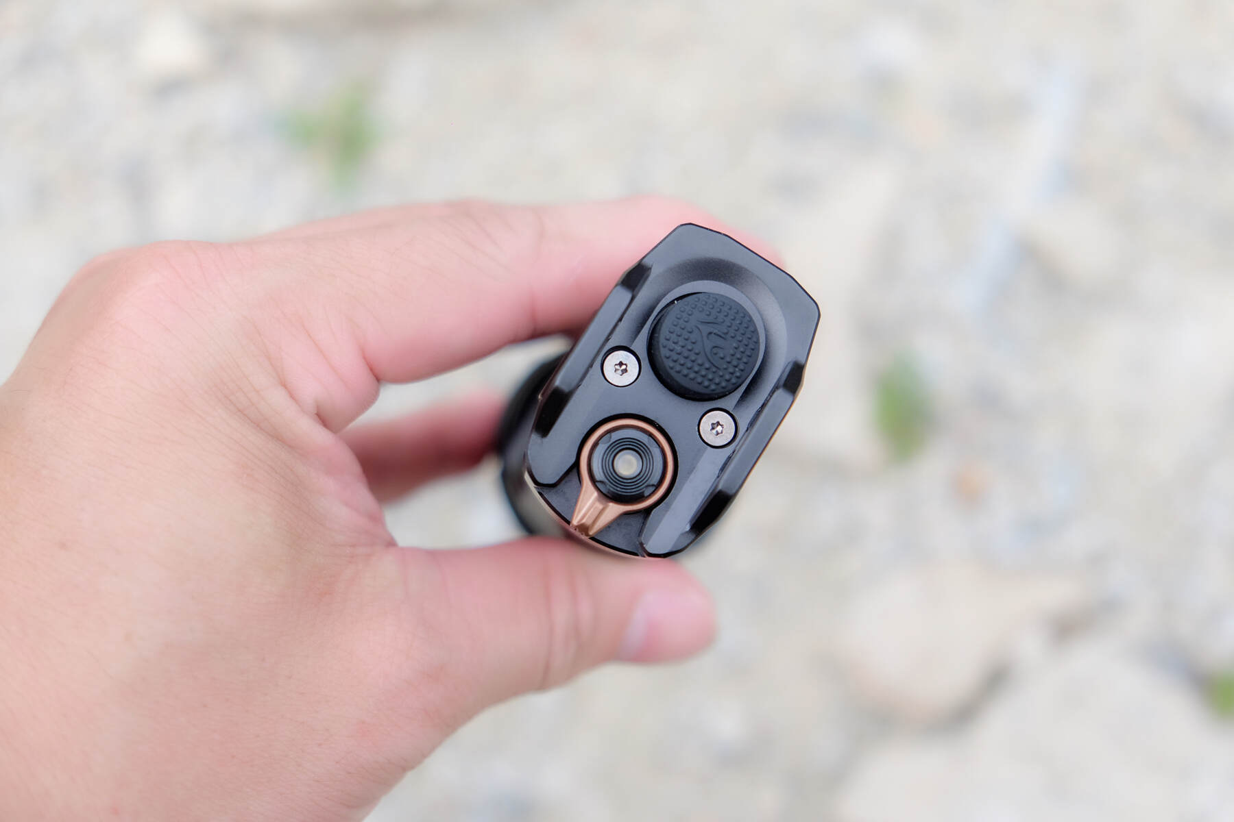 碾压级亮度，5800流明+610米远射程，这款战术手电让黑夜无所遁形