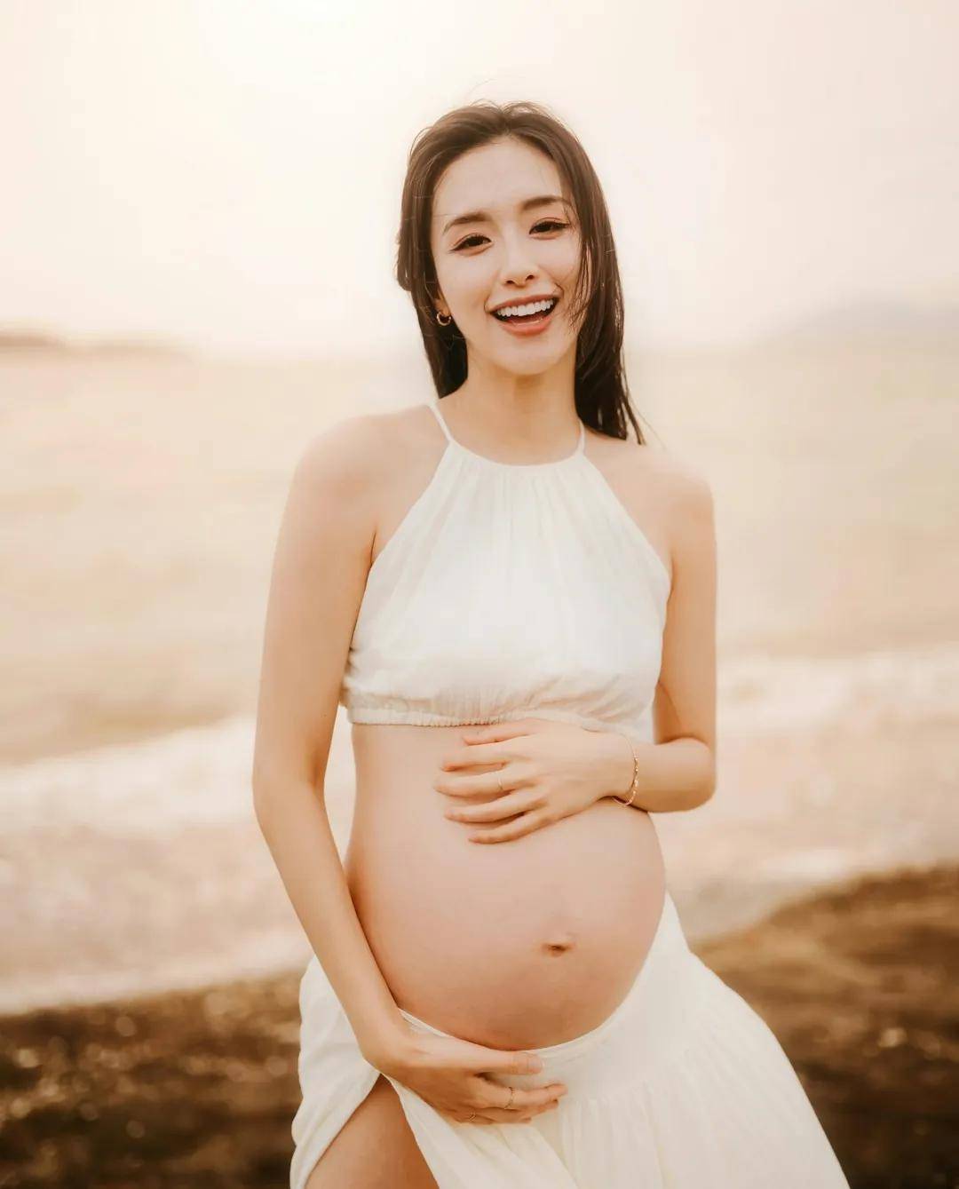 前tvb长腿女神临盆在即,沙滩孕照晒巨肚曝妈妈苦况:耻骨好痛
