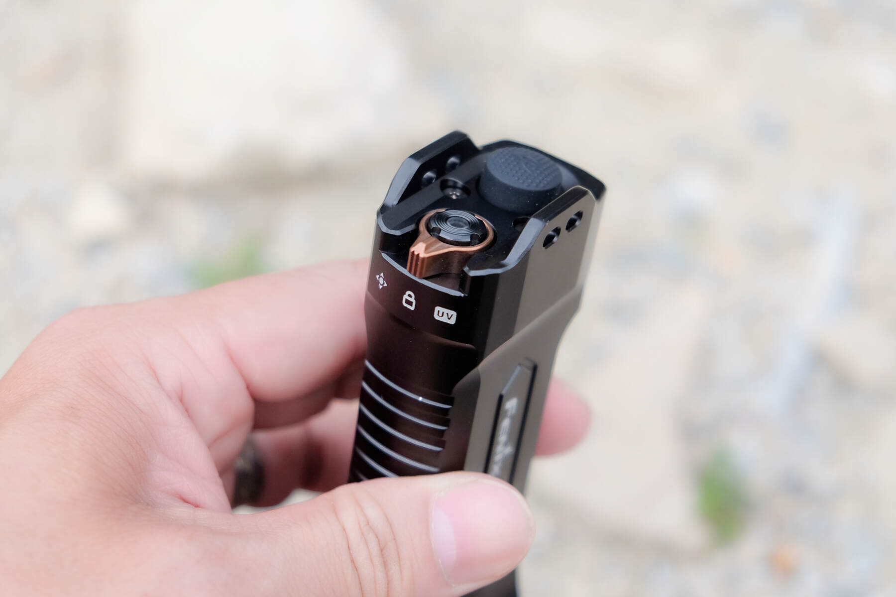 碾压级亮度，5800流明+610米远射程，这款战术手电让黑夜无所遁形