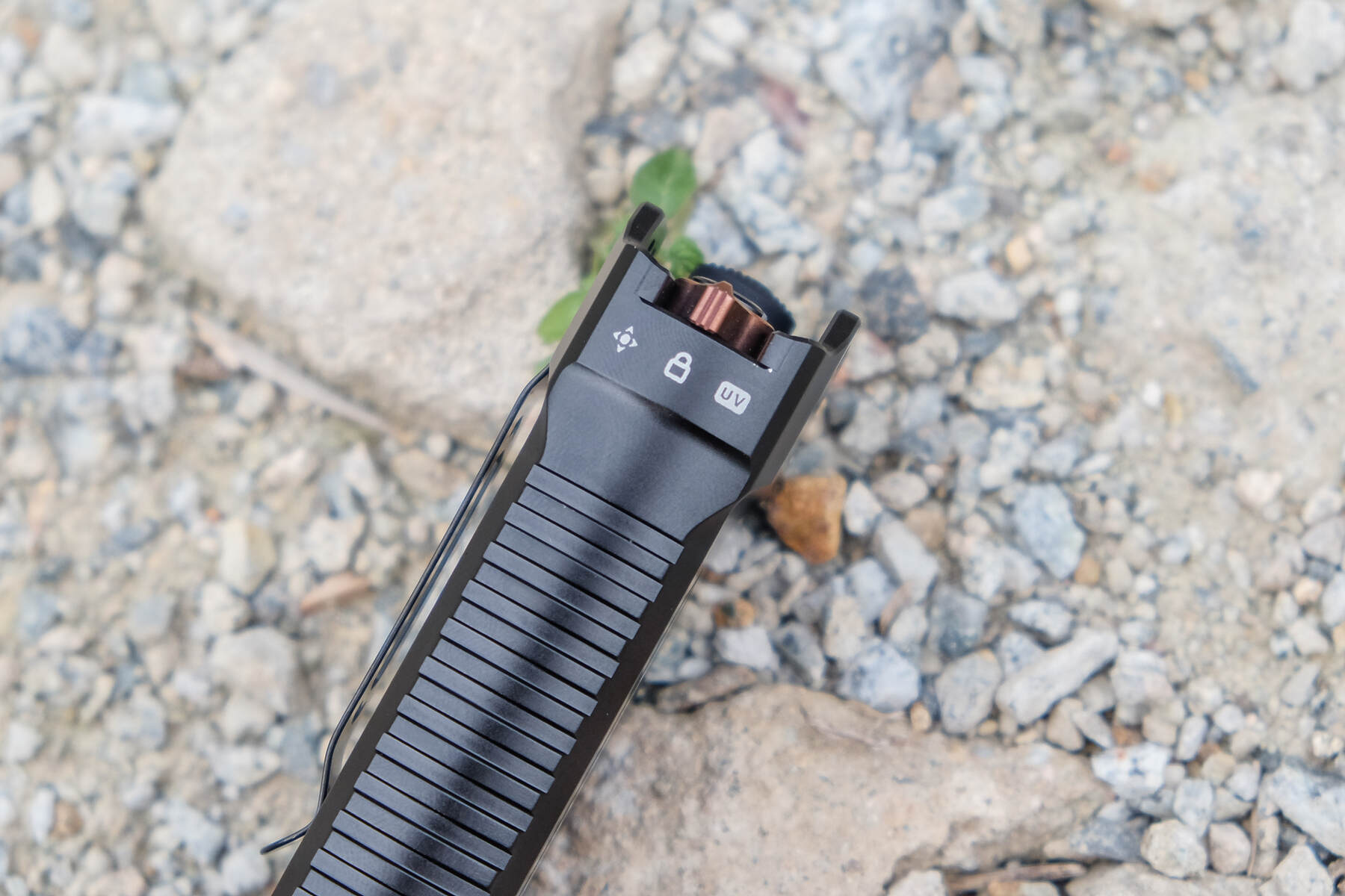 碾压级亮度，5800流明+610米远射程，这款战术手电让黑夜无所遁形