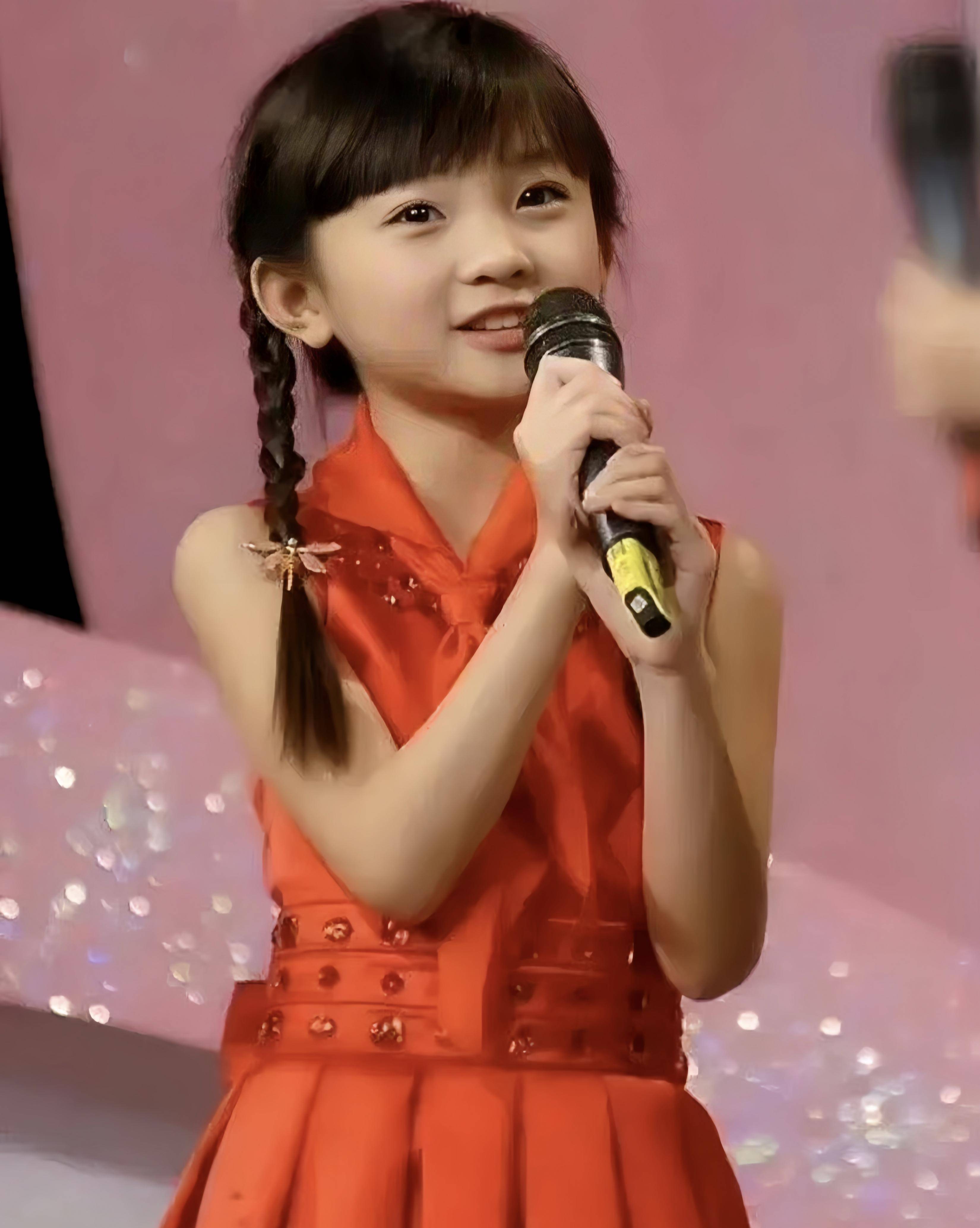 08年林妙可假唱被骂15年,7岁小女孩如今如何?