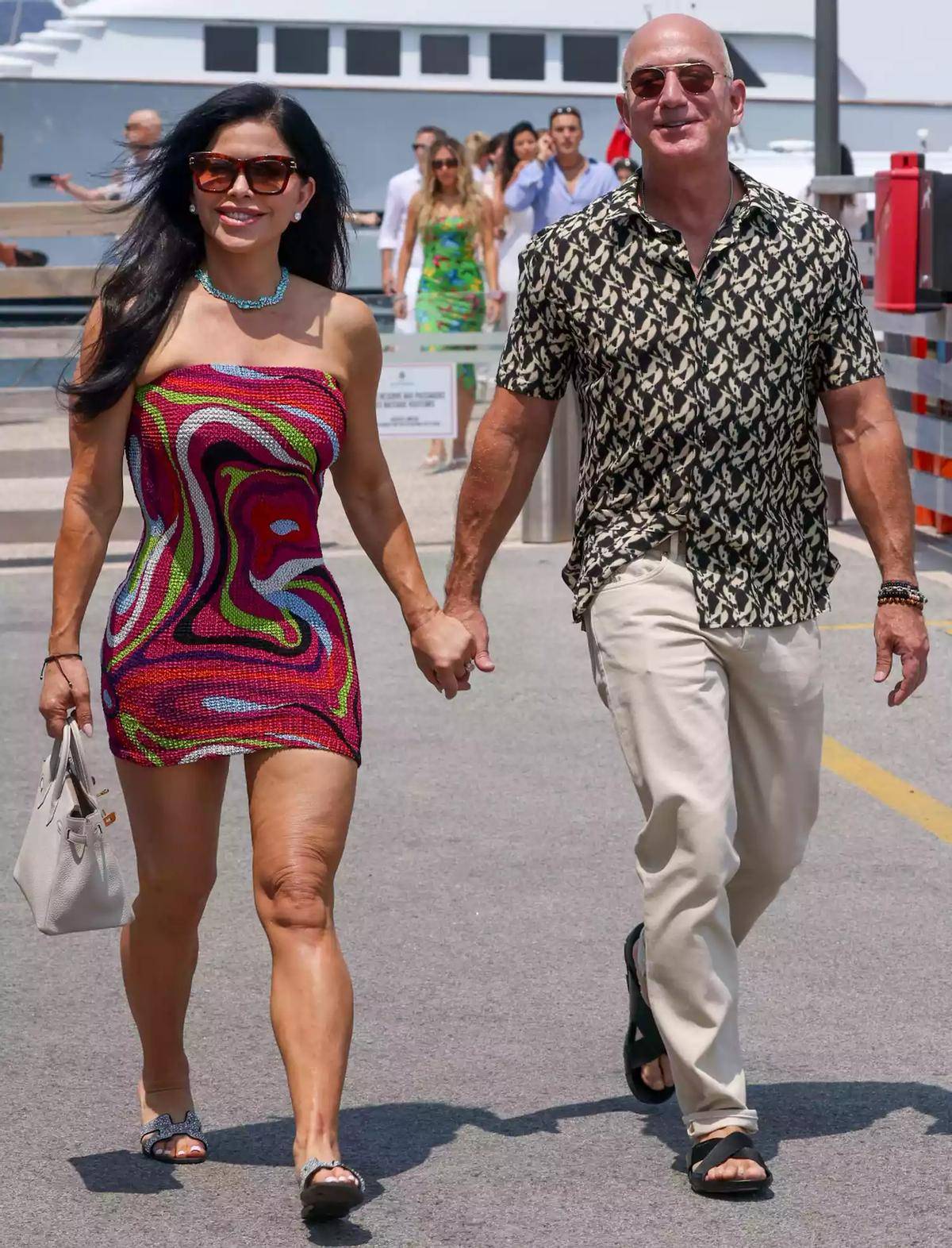 难遮梅根怒妒贝索斯未婚妻桑切斯吃不了喜糖只能吃自找苦果