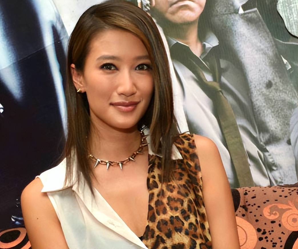 谢婷婷十三岁时,因为父亲谢贤和母亲狄波拉感情