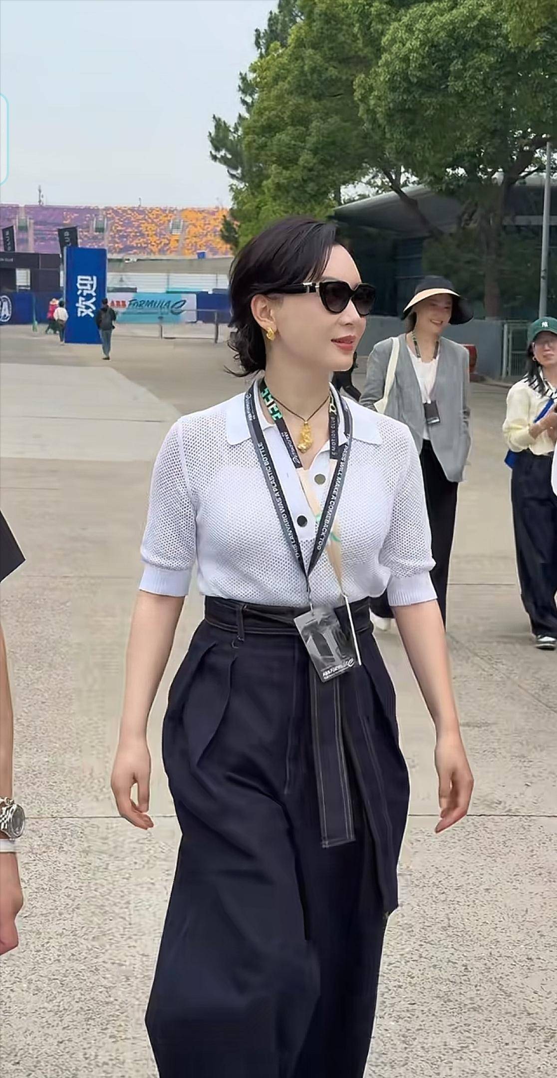 陈数现身上海F1赛场，气质出众引关注