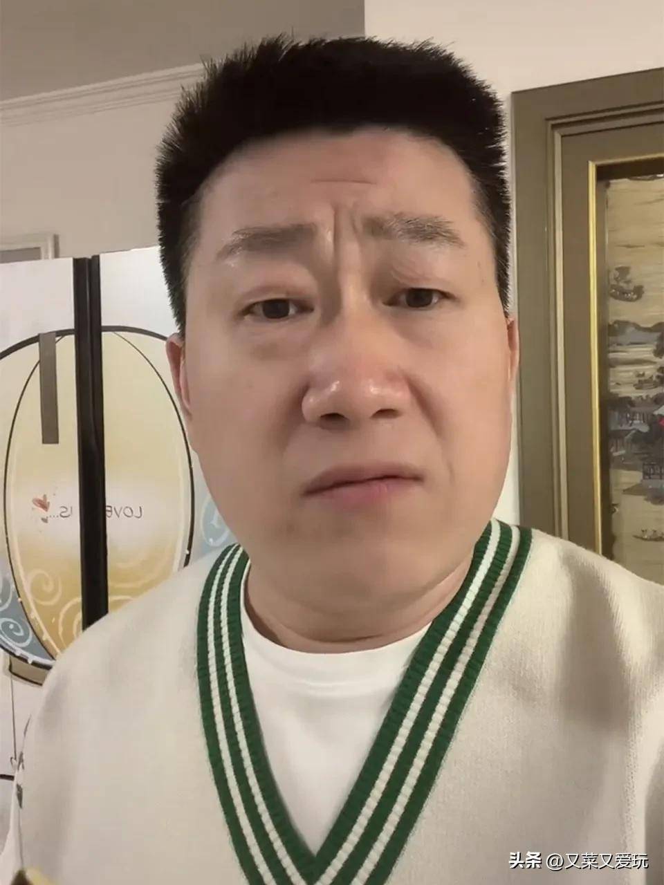 张鹤伦到学校,给儿子开家长会,全程戴口罩,轻松被其他家长认出