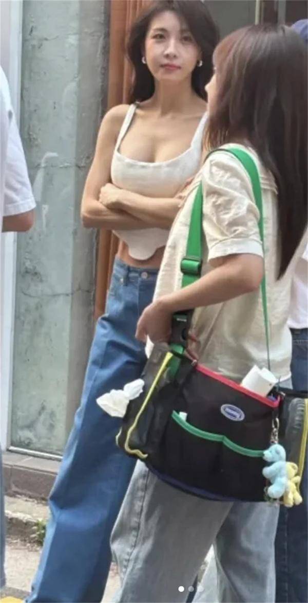 48岁韩星河智苑近况曝光,网友感叹:我20岁都自愧不如 插图2 48岁韩星河智苑近况曝光,网友感叹:我20岁都自愧不如 插图2