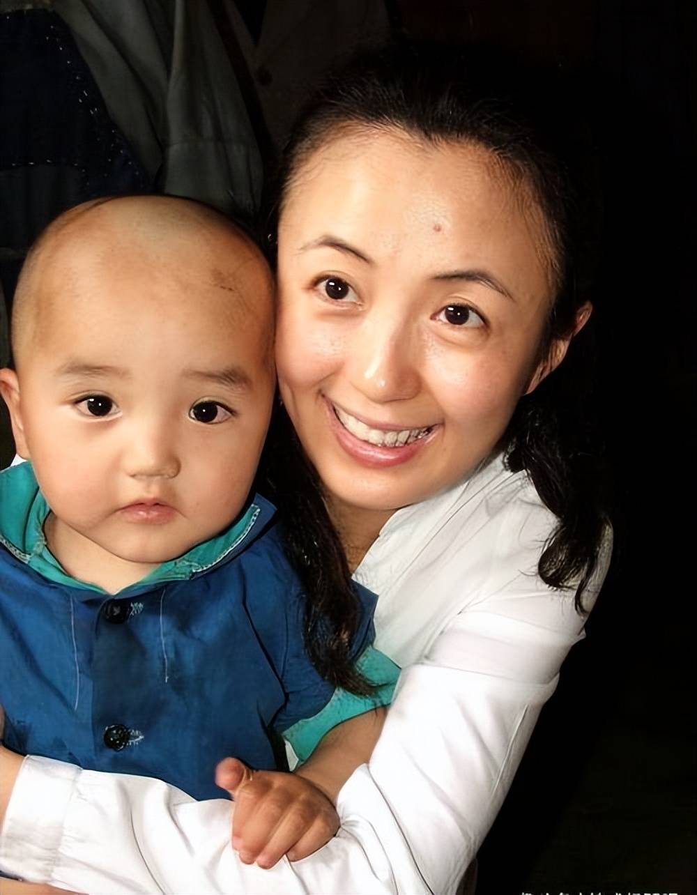 50岁杨童舒状态超好,身材苗条,大学教授,16岁儿子活泼可爱