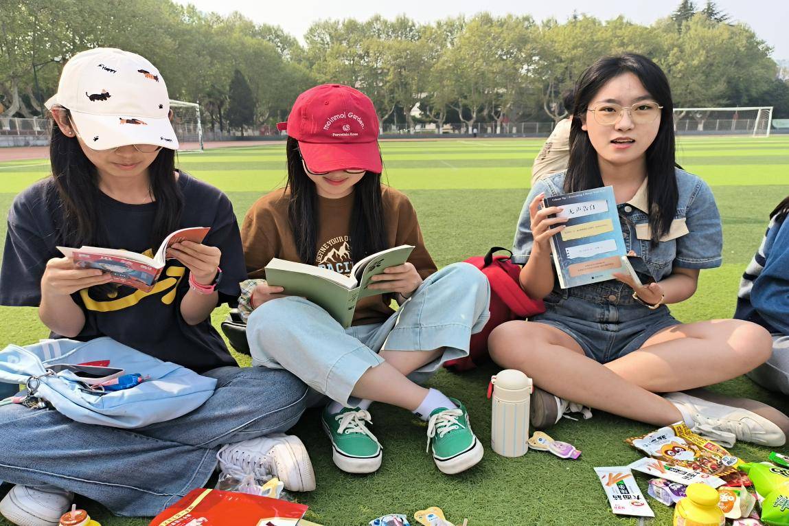 江苏科技大学计算机学院举办草地读书分享活动 "让书香与自然交融"