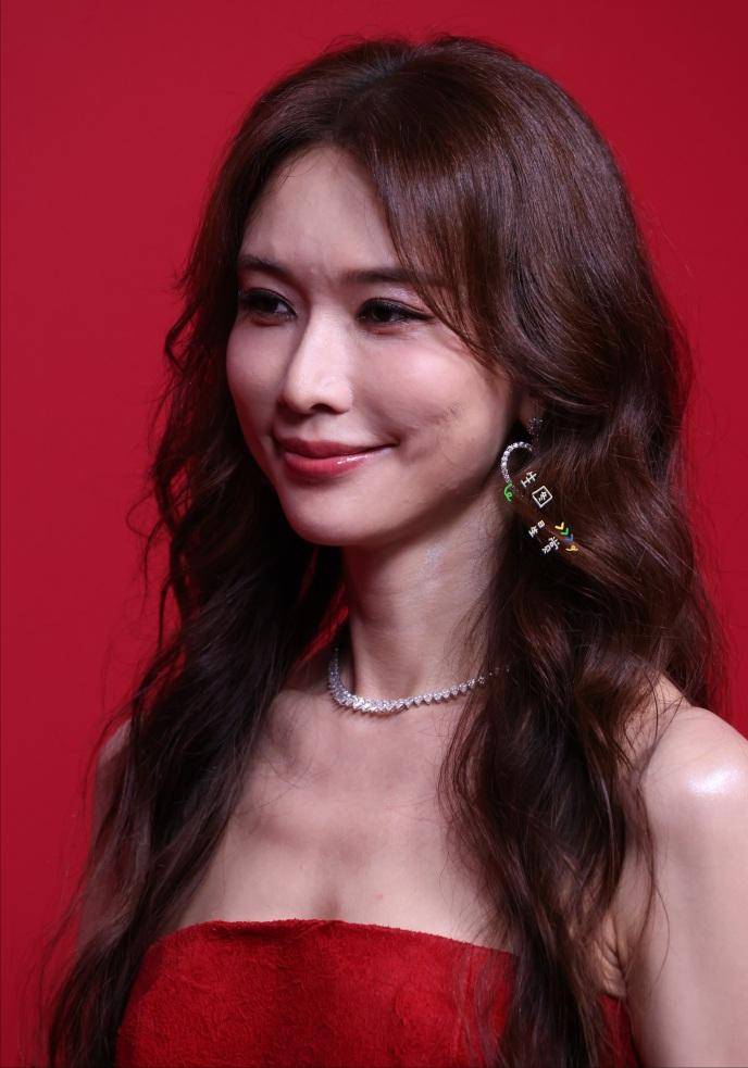 林志玲高清生图曝光,惊艳长相引热议,杨幂为何躲镜头揭秘!