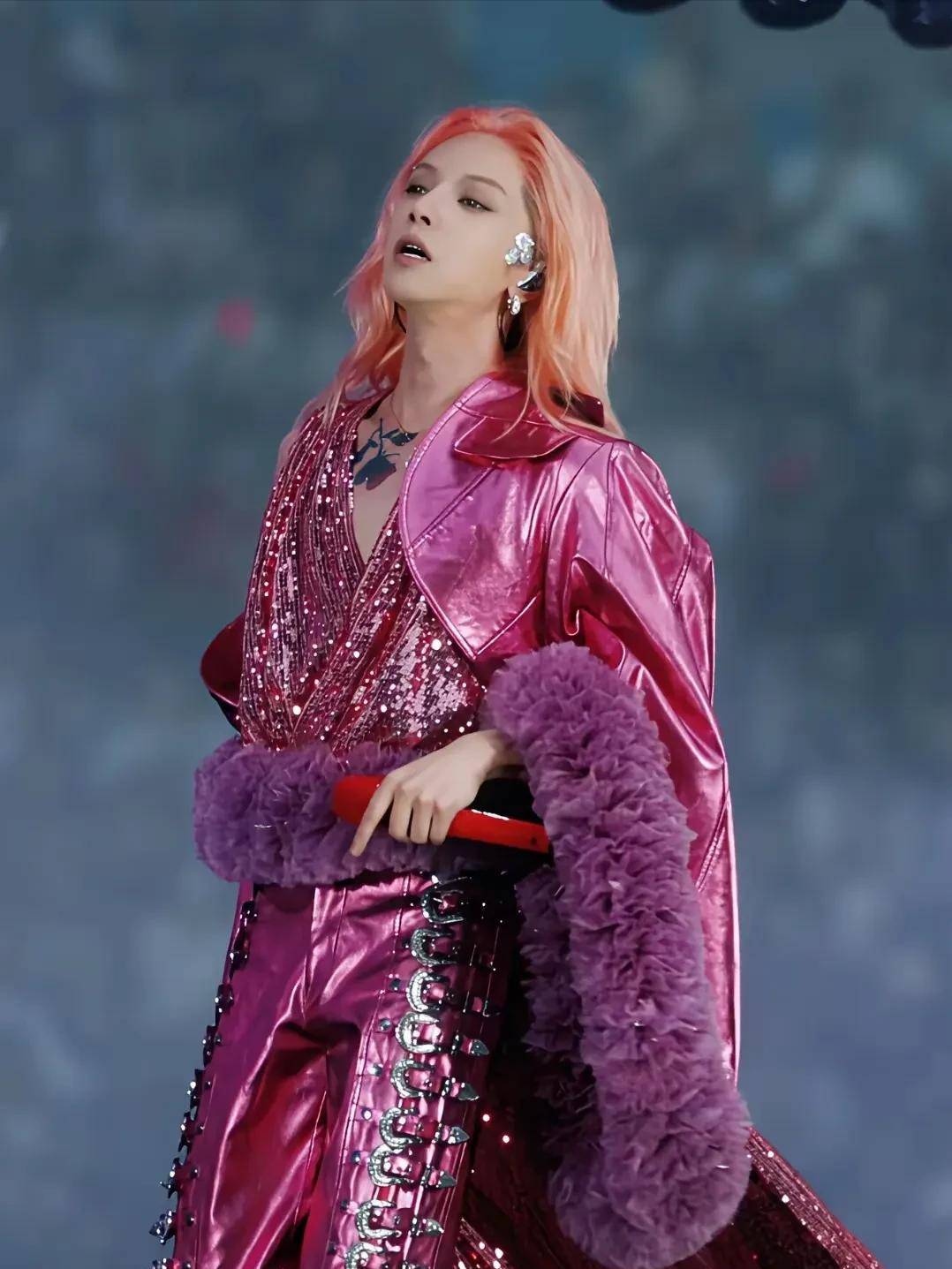 一言难尽!红长发大v领,华晨宇成都造型辣眼睛,网友:没眼看