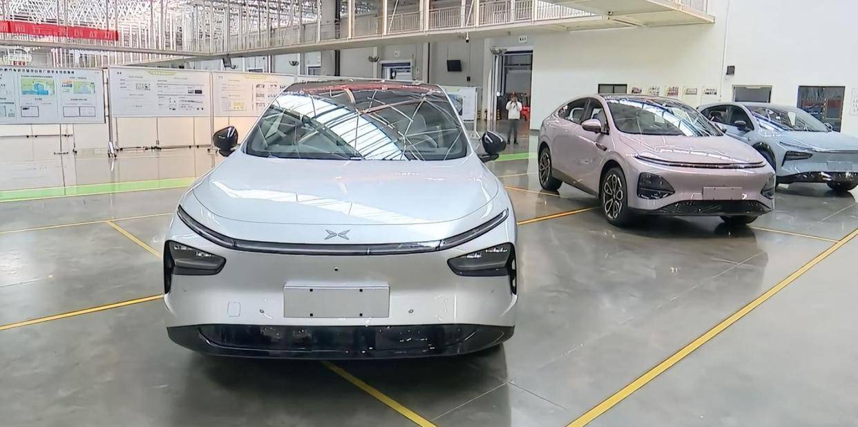 25万级纯电SUV新王炸！小鹏G7首发华为HUD+702km续航，剑指ModelY