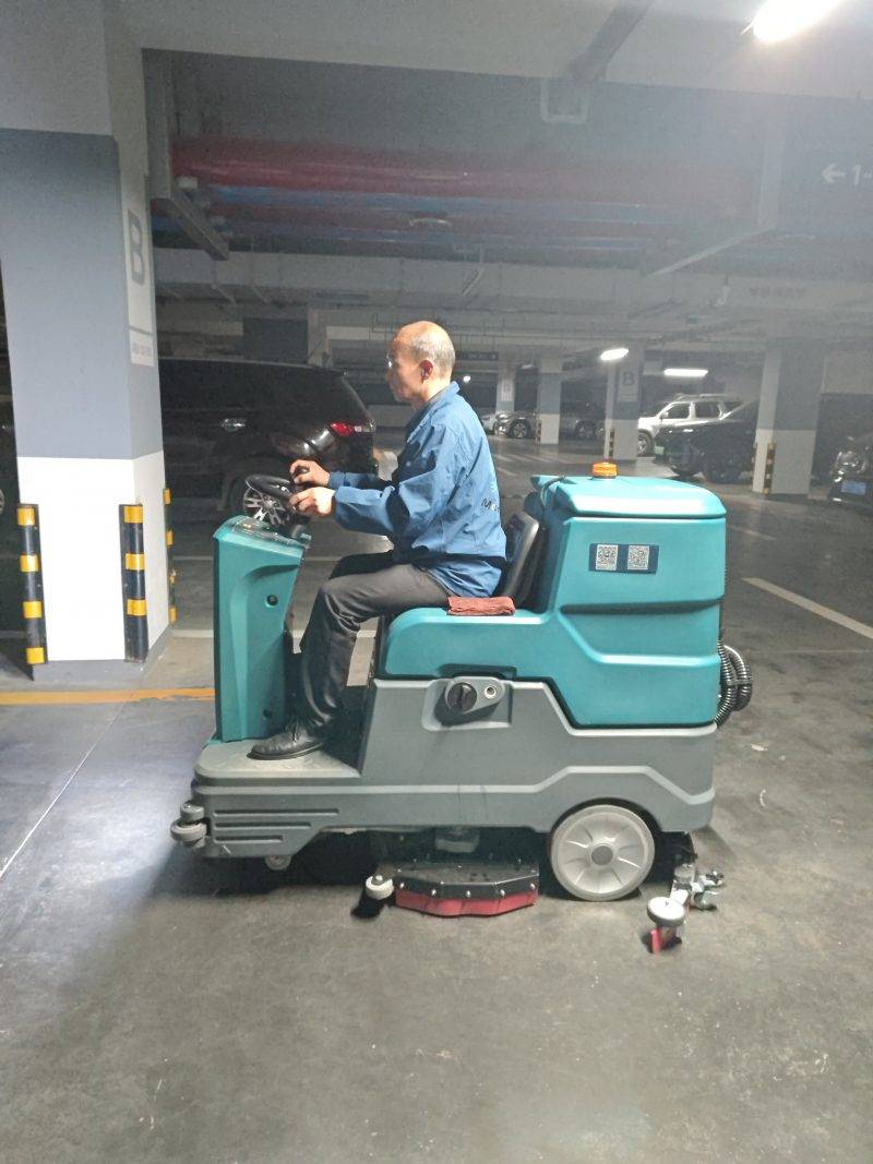 商超都在用的驾驶式洗地车藏着哪些成本秘密?