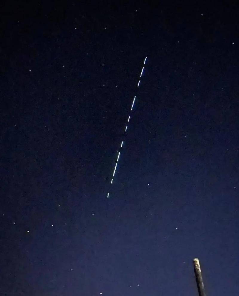 马斯克的“星链”卫星，突然大批坠落