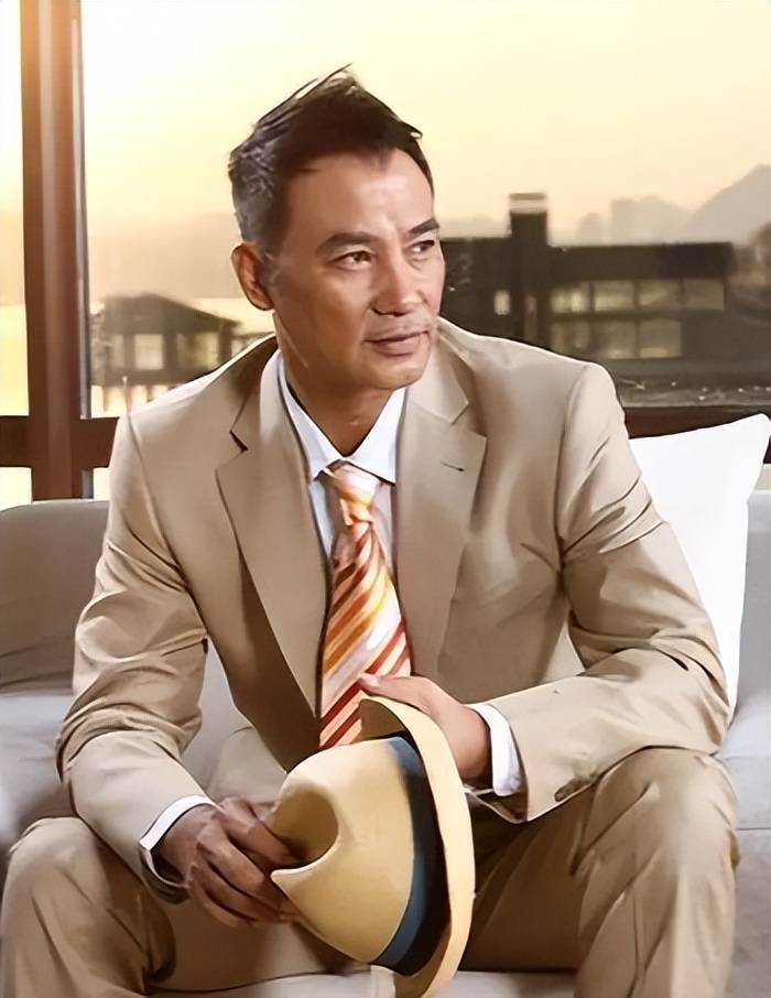 任达华70岁回山东老家收小麦,满脸白胡子显沧桑,体格仍健壮