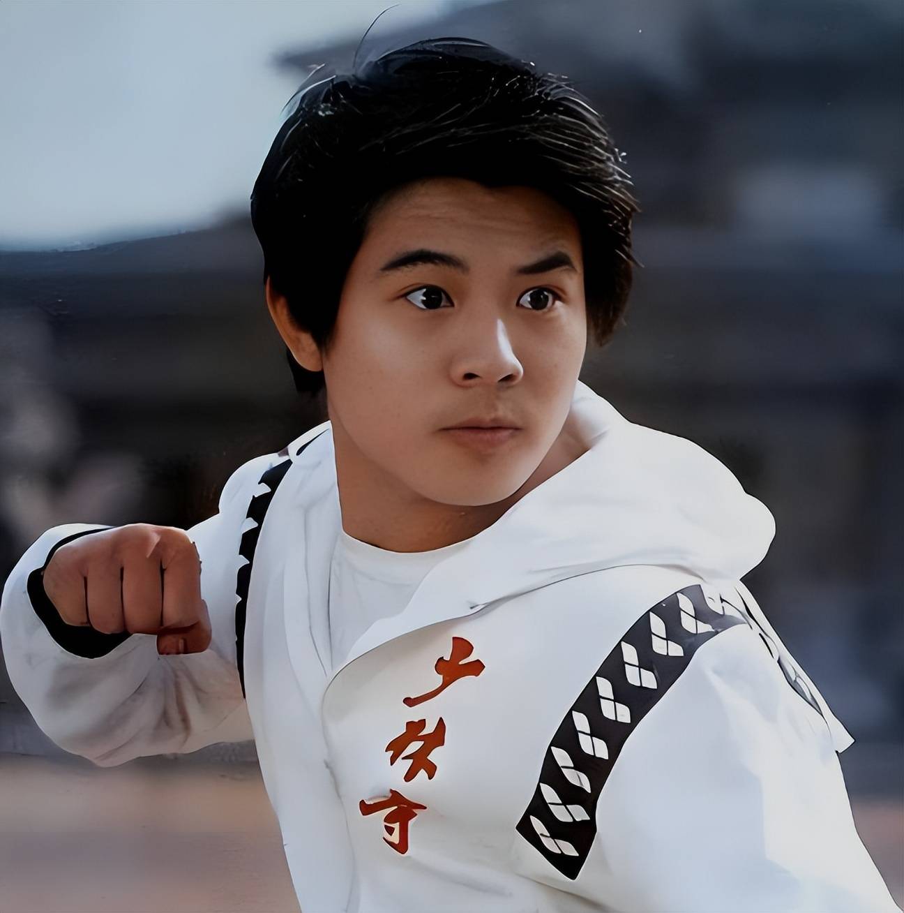 成龙老了,李连杰老了,周星驰也老了,而69岁的他看起来却像39岁