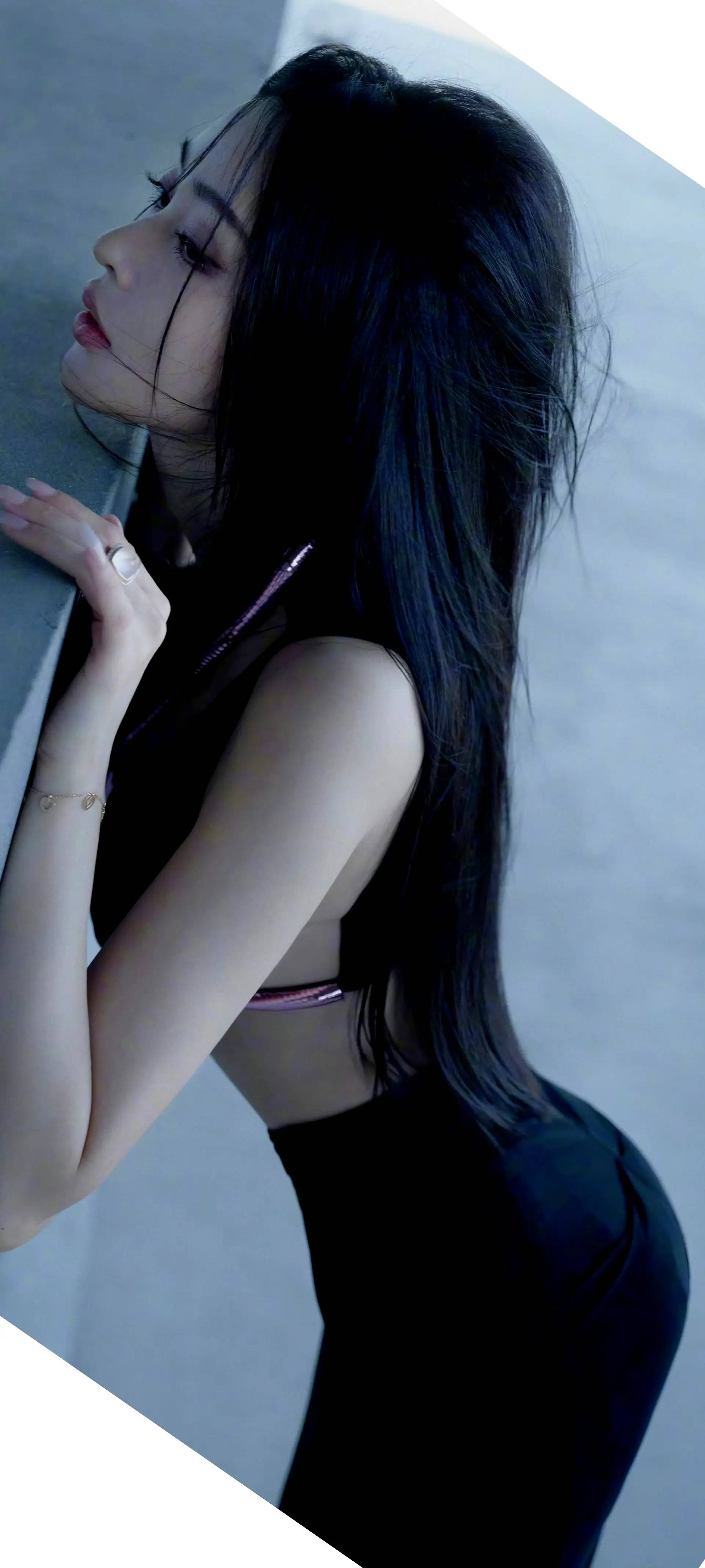 张天爱黑纱礼服惊艳亮相,完美身材尽显,网友狂呼:太撩人了!