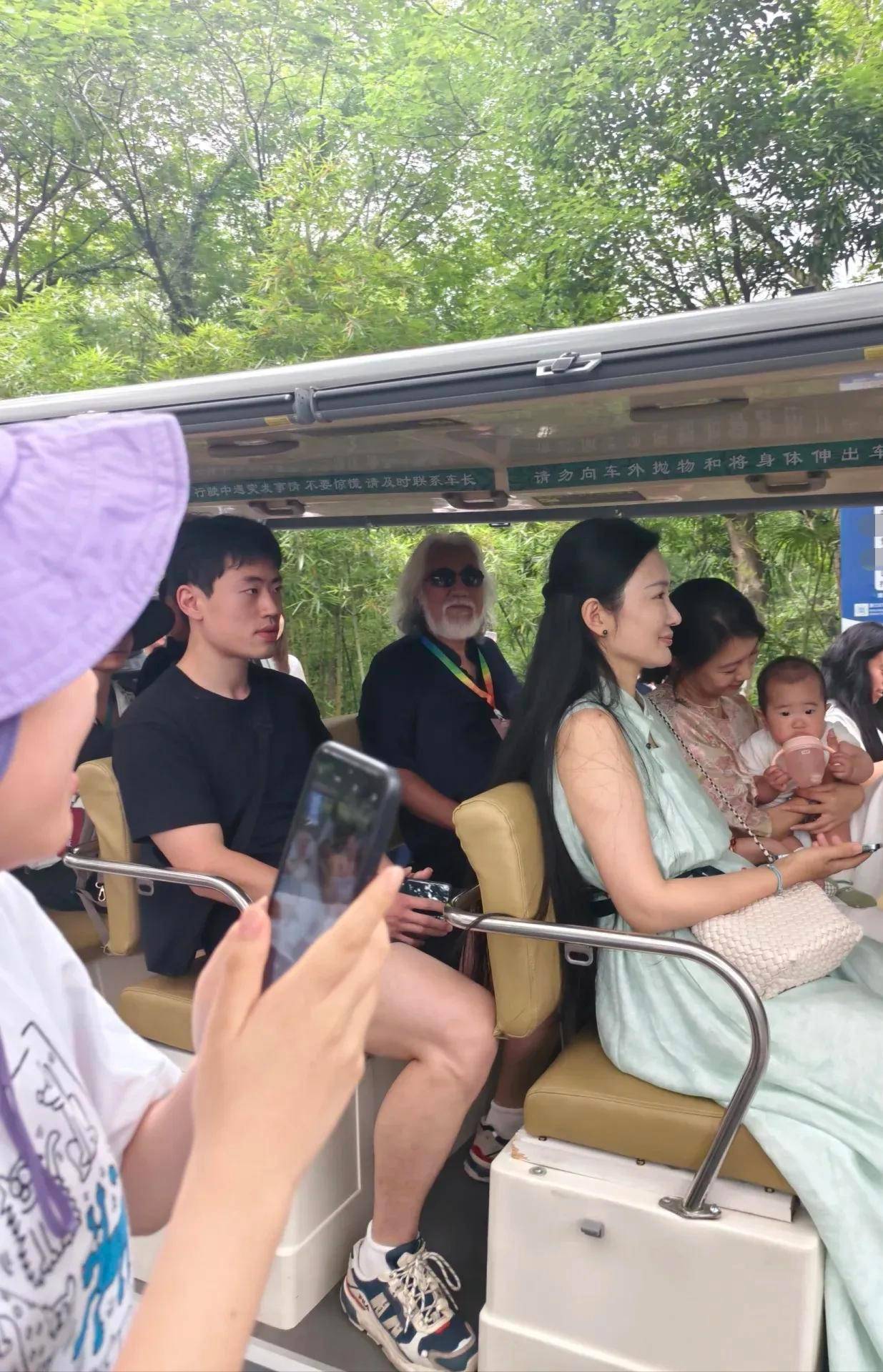 张纪中和家人去看龙舟杜星霖打扮像贵妇带了3个保姆照顾孩子