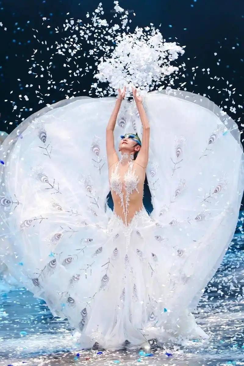 杨丽萍现状曝光:20年前因生育离婚,和前夫同框,是否再续前缘?