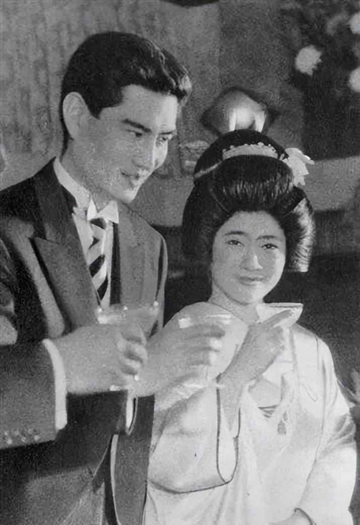 高仓健:65岁起和小32岁保姆一起生活,40亿日元的遗产也都给了她