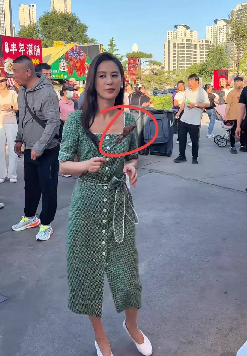 黄圣依通州月亮河录综艺,拿烤串走一路却只吃一口,身材管理太卷了