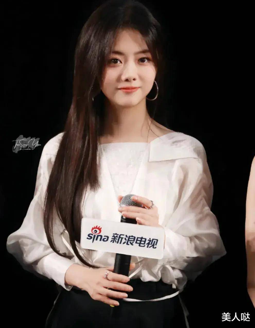 留长发的谭松韵,黑发白衬衫,34岁依旧美出"初恋感"!