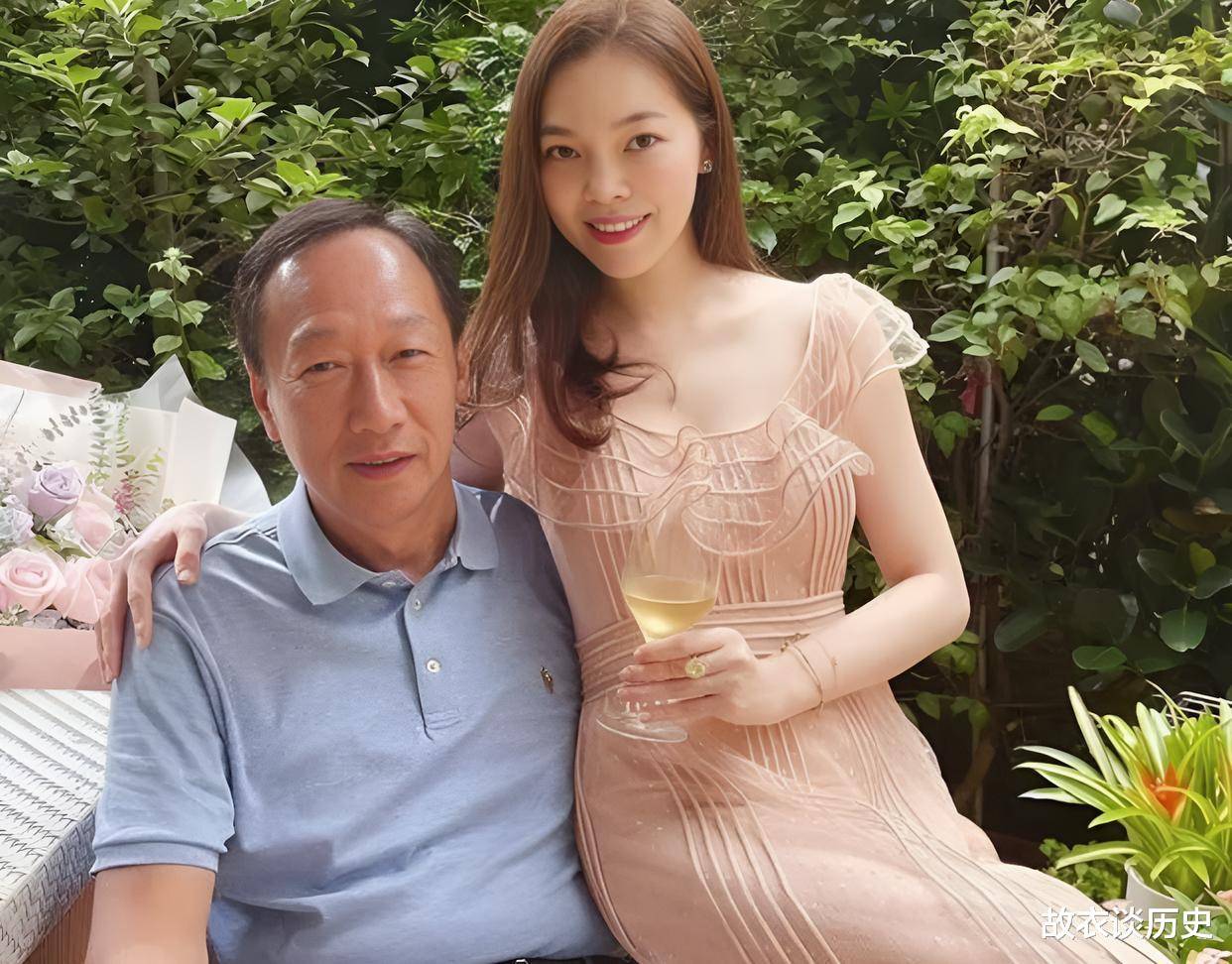 回顾模特曾馨莹:嫁大24岁郭台铭,婚后俩女一儿,日子幸福美满