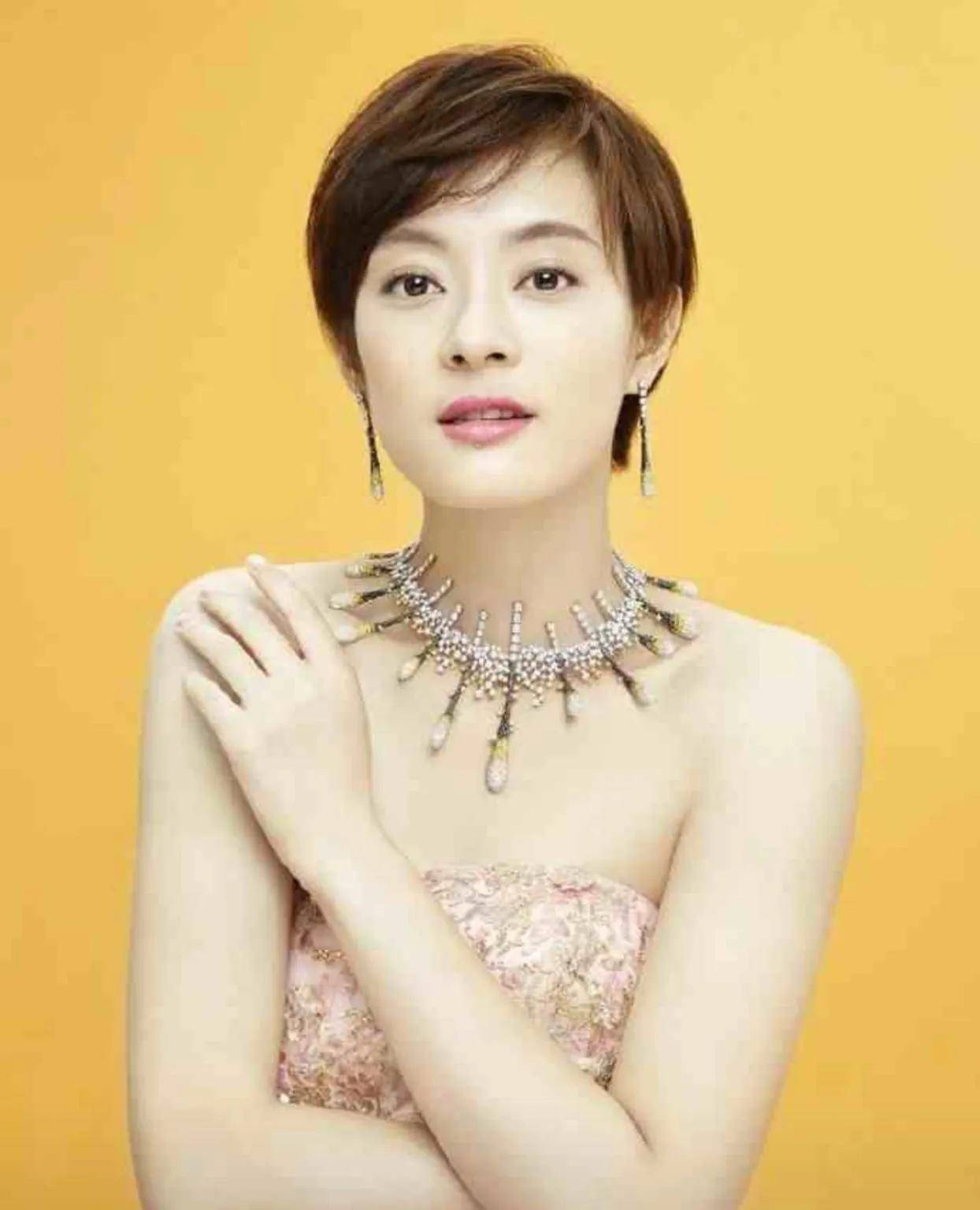这款齐耳短发最适合40岁女人时尚百搭瞬间显年轻