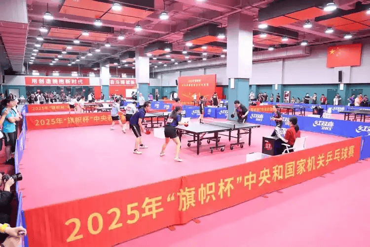 2025年‘旗帜杯’乒乓球赛开幕式：王楚钦与孙颖莎的趣味互动