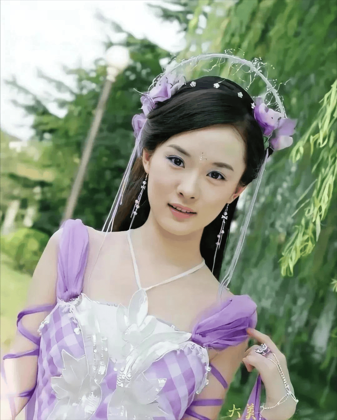 44岁霍思燕在智珠寺被偶遇,穿碎花裙瘦了超10斤,状态回春好温柔