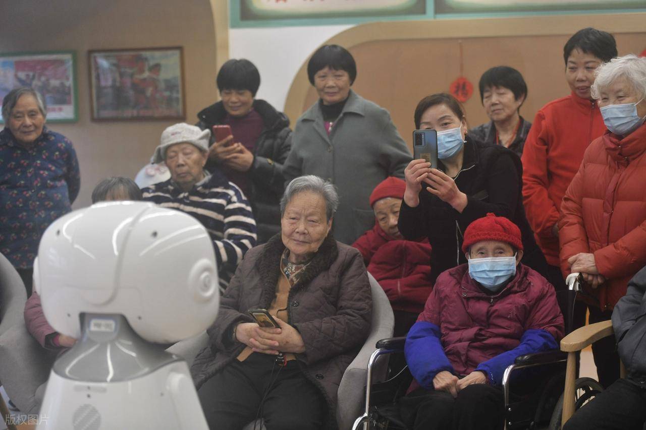 机器人养老真的来了！深圳护工腾出手干更重要的事，月省4000元