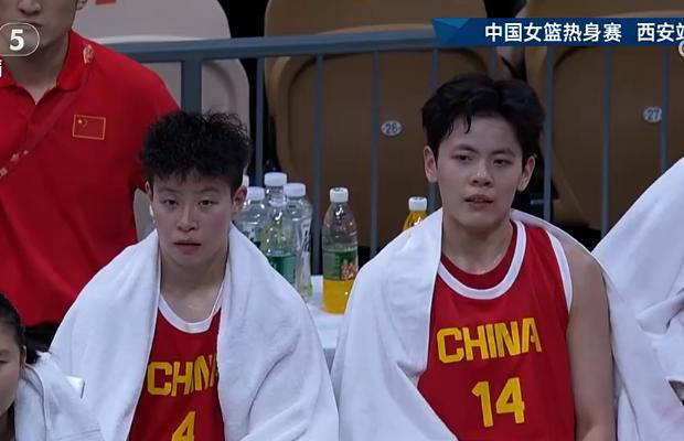 中国女篮对阵日本队：杨舒予与张子宇表现亮眼，高度优势显著