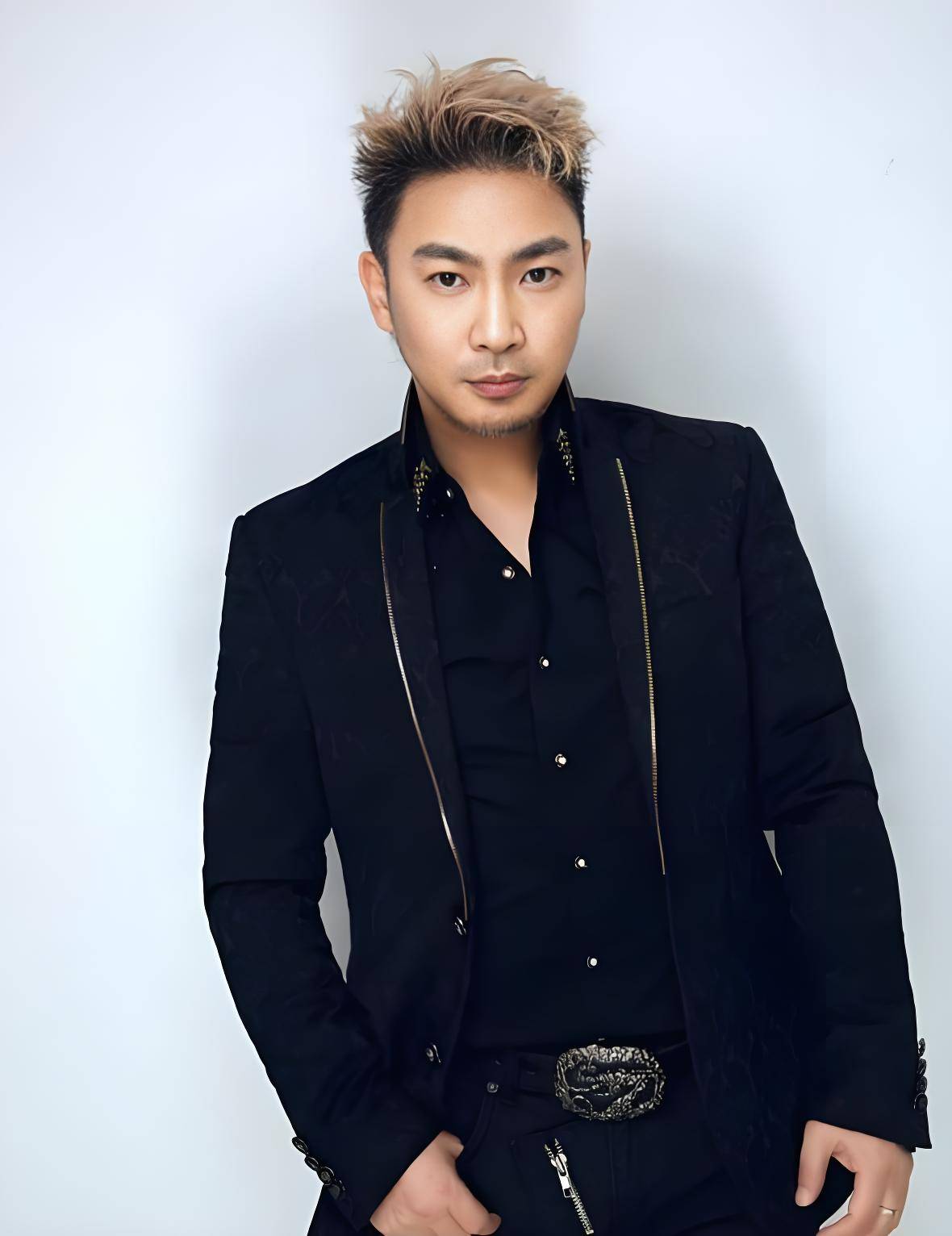 陈少华:一首歌成名,伴舞砍伤毁前途,如今靠卖马桶身家过亿