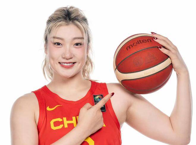 因为张隆，李梦被弃用？阿的江带妻子集训过夜，谁注意宫鲁鸣举动