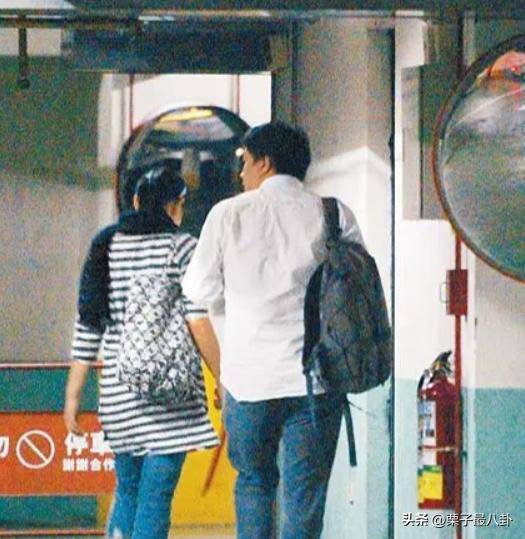 梁洛施马浴柯恋情曝光_梁洛施马浴柯恋情细节_梁洛施与男友十指紧扣现身机场
