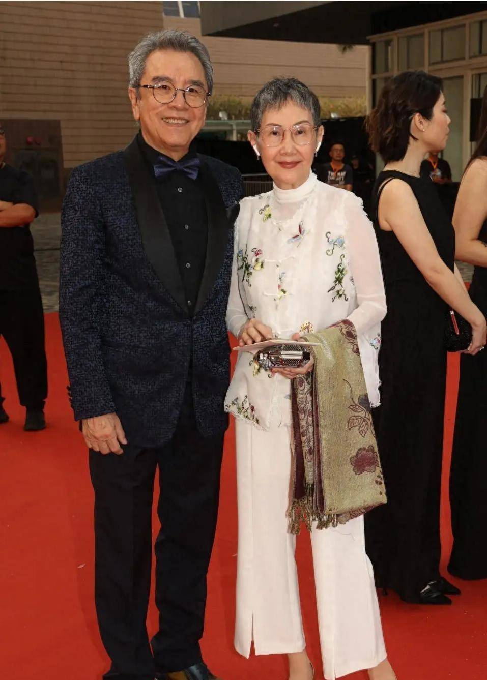 香港第一代影帝姜大卫:27岁时娶了初恋,结婚51年还是恩爱如初!