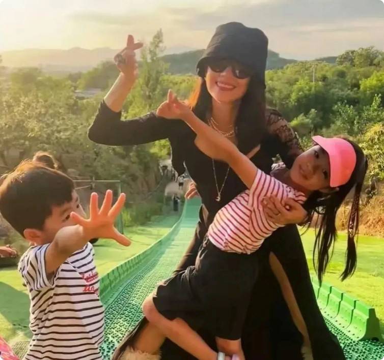 完美继承妈妈基因,章子怡女儿近照曝光,五官精致如天使