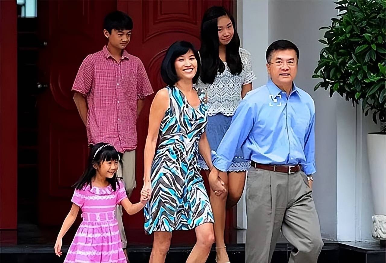 退役后,骆荣硕先去香港生活,在那里结识了未来的妻子,也就是骆家辉的