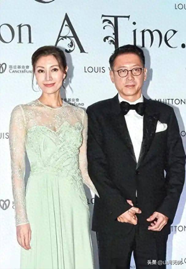 54岁李嘉欣与老公许晋亨,夫妻俩状态十分幸福,网友直呼恩爱如初