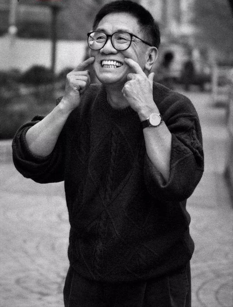 香港乐坛一代鬼才黄霑,2000多首歌撑起整个武林:风流有何不可?