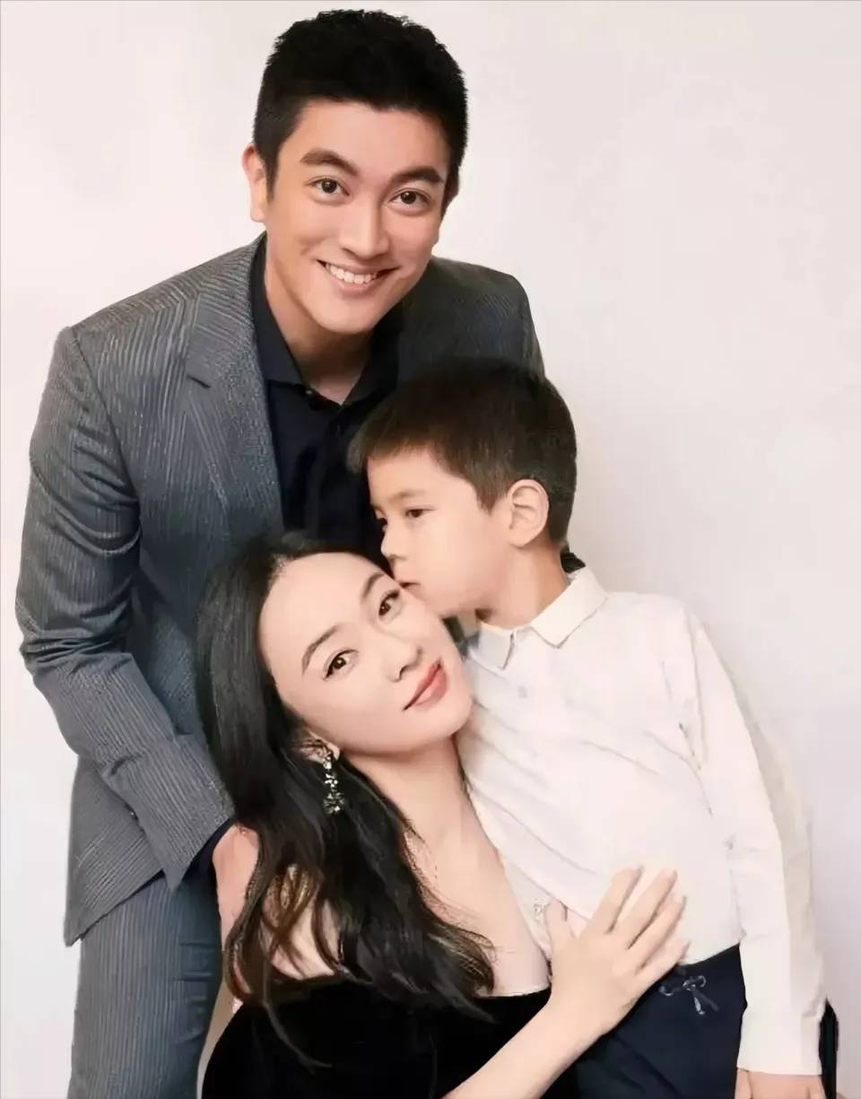 霍思燕杜江参加儿子毕业典礼,12岁嗯哼穿校服超帅,就身高有点矮