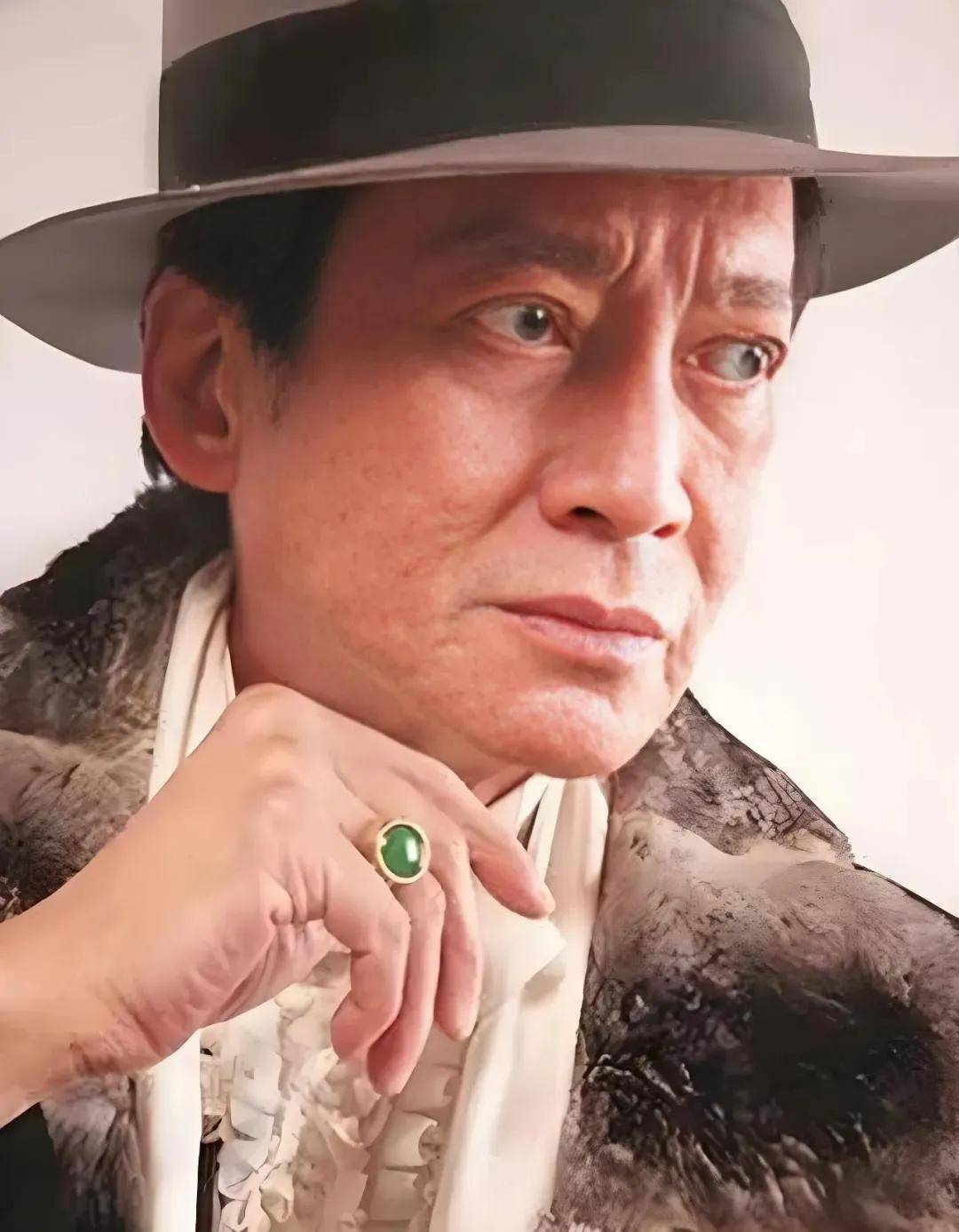 方刚离世,香港影坛"第一恶人",未婚未育,现实是爱国好人